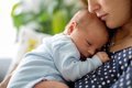Mujer consultando con un médico especialista sobre salud reproductiva y opciones de fertilidad en un entorno clínico moderno.