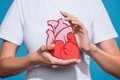 Mujer madura tomándose la presión arterial como parte del control preventivo de salud cardiovascular durante la menopausia en Santo Domingo.