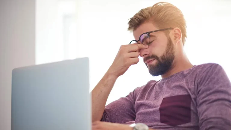 Salud Visual y Presbicia: Por Qué No Debes Acostumbrarte a Ver Peor de Cerca