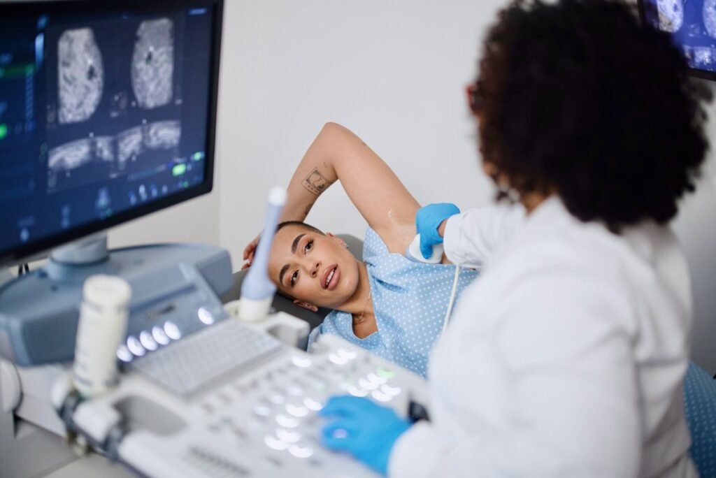 Paciente consultando resultados médicos junto a un especialista en oncología