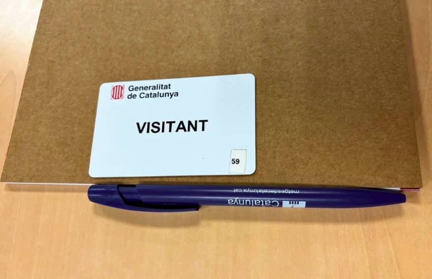 Personal médico en área hospitalaria analizando protocolos de atención y gestión de suministros ante contingencias laborales.