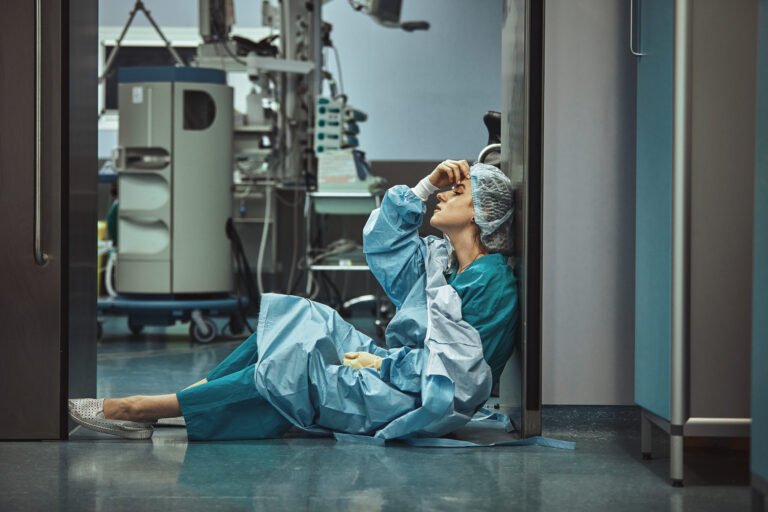 Crisis en el Sistema Sanitario: Desgaste Profesional, Reformas Pendientes y Retos Asistenciales