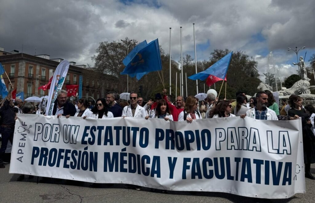 Personal médico reunido en sesión de análisis clínico y gestión hospitalaria en un entorno sanitario profesional.