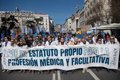 Personal médico y administrativo reunido evaluando protocolos de atención y gestión en un centro de salud.