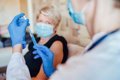 Microbioma Intestinal y Vacunas: ¿Cómo la Flora Bacteriana Modula los Efectos Secundarios?