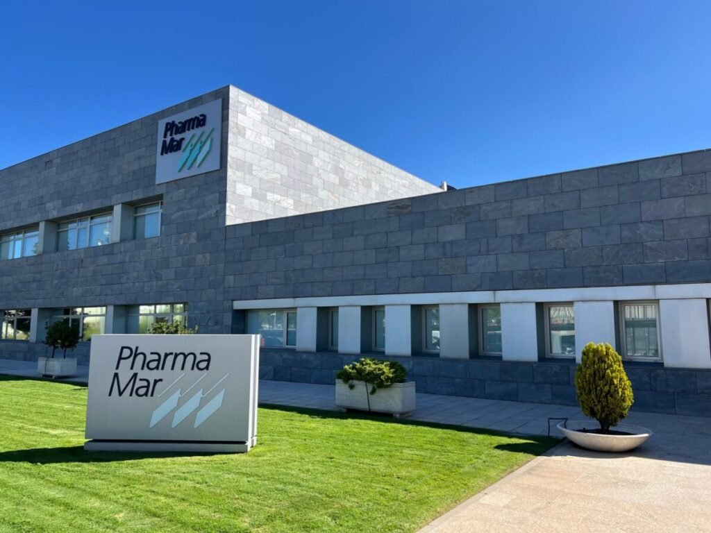 Representación médica de un ensayo clínico oncológico y tratamientos avanzados para el cáncer de pulmón en entornos hospitalarios.