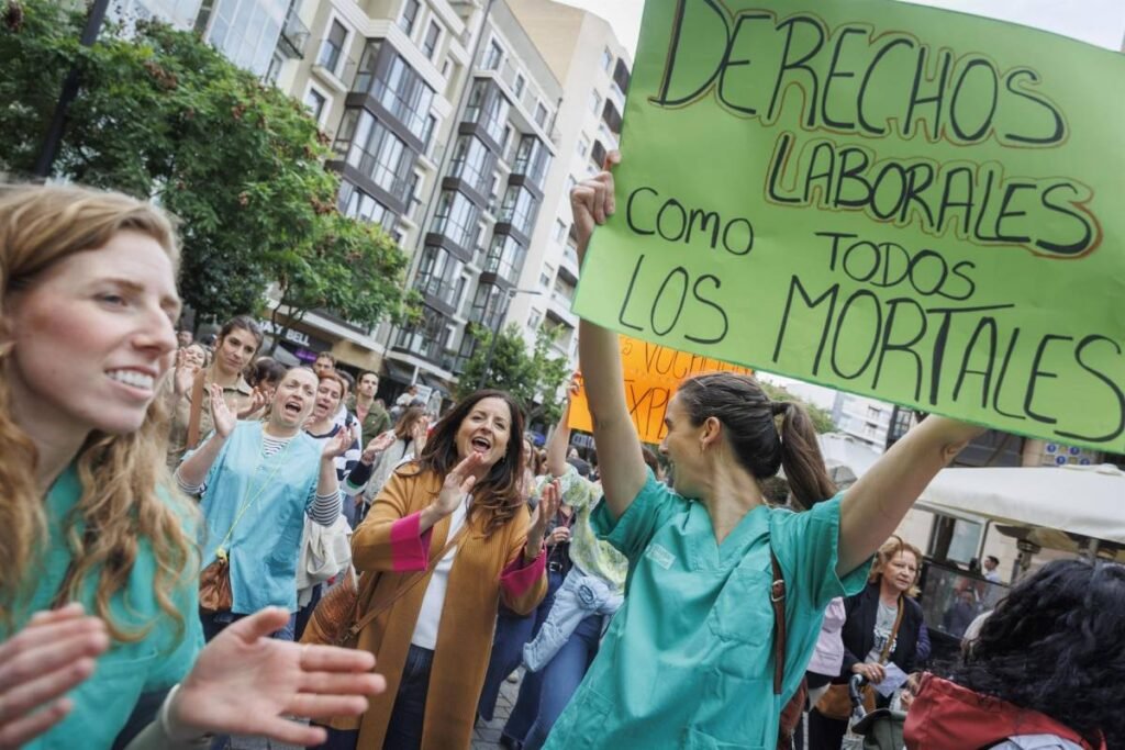 Reunión de profesionales de la salud analizando propuestas de negociación y condiciones laborales en el sector médico.