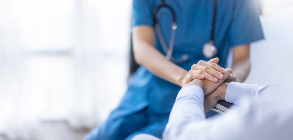 Reunión multidisciplinaria entre profesionales de la salud y representantes de organizaciones de pacientes analizando guías clínicas