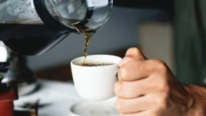 ¿Qué ocurre en el cuerpo si tomo café nada más levantarme? Efectos y evidencia